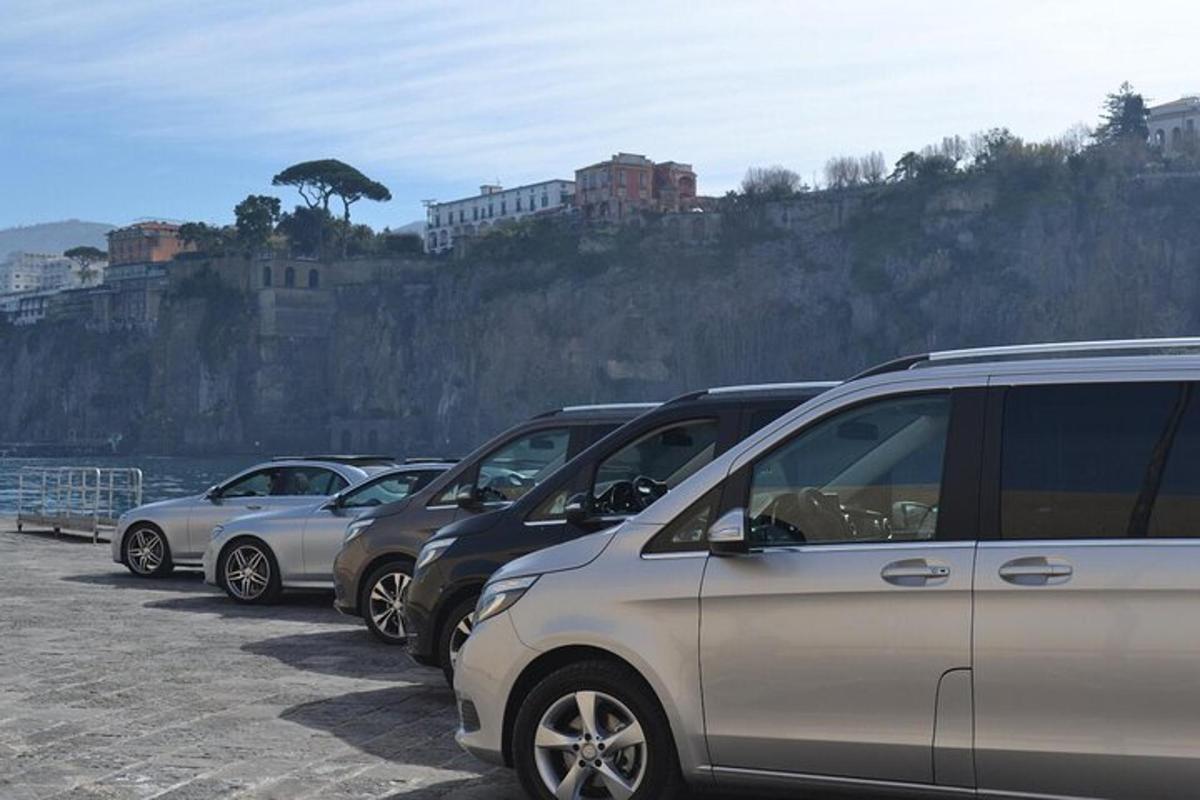 una fila di auto parcheggiate vicino all'acqua