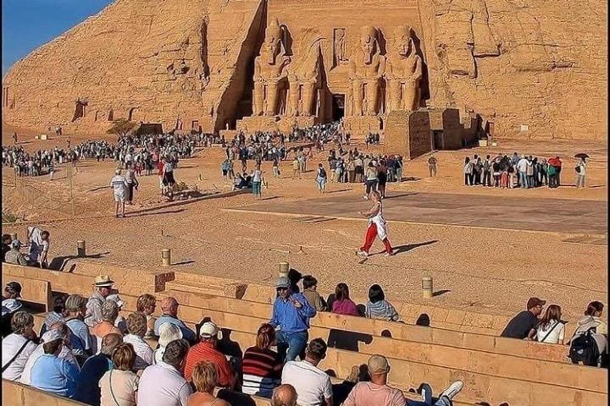 dav lidí sledujících představení před budovou