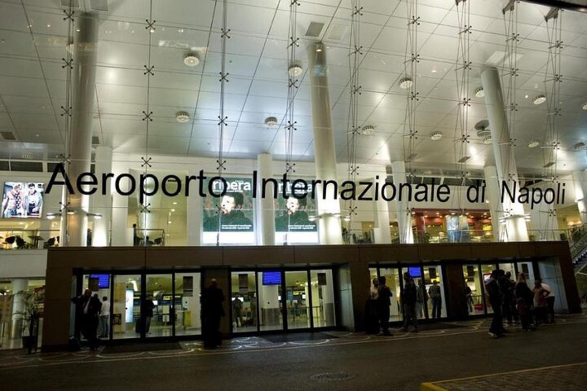 un gruppo di persone in piedi fuori da un centro commerciale