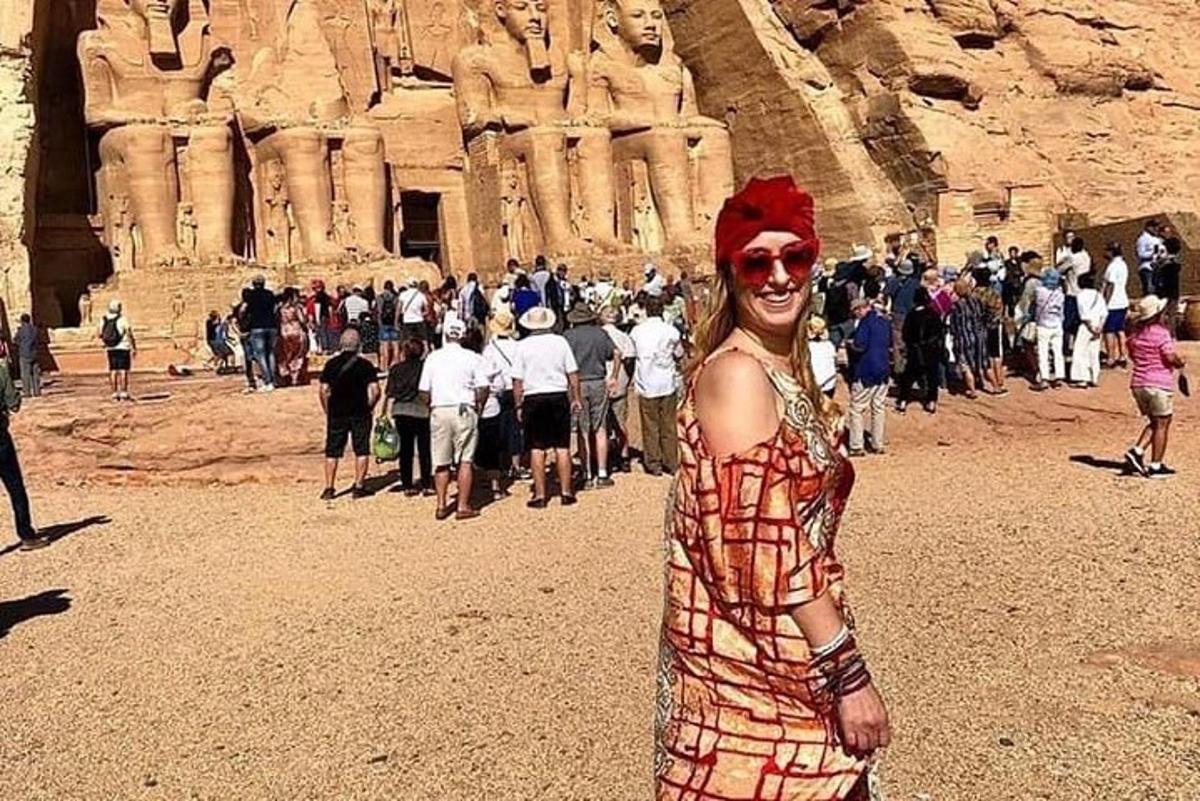 una donna è in piedi davanti all'araoh