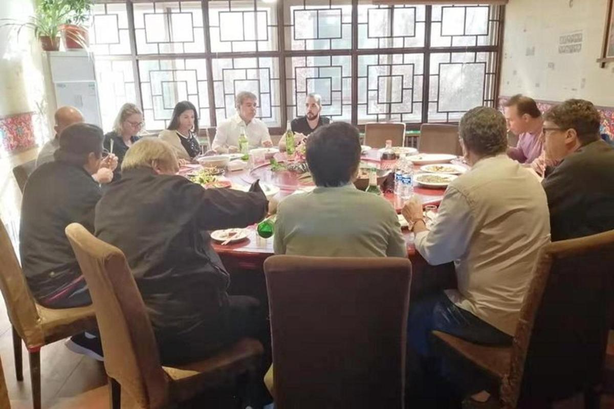 一群人围坐在桌旁吃饭