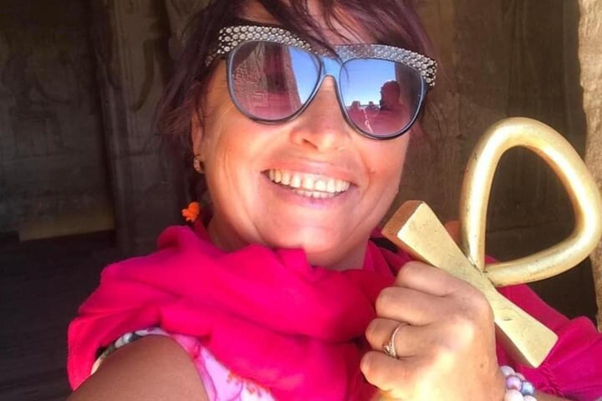 una donna che indossa occhiali da sole tiene in mano una banana