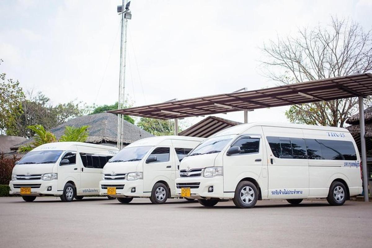 uma fileira de vans brancas estacionadas em um estacionamento