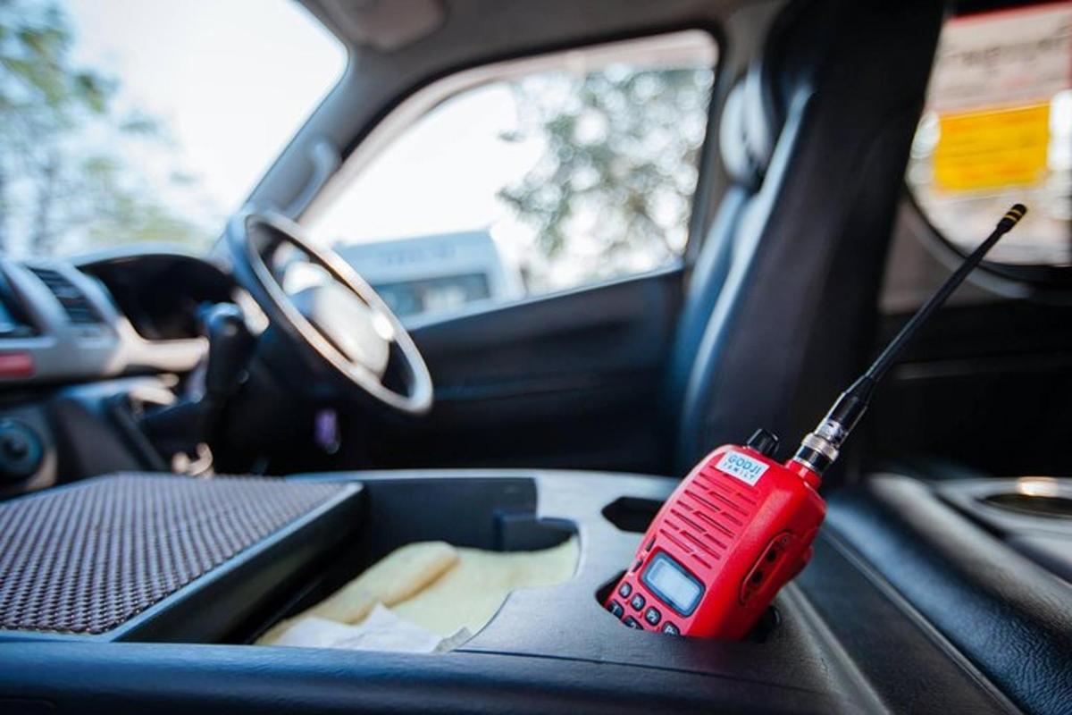 alat kawalan jauh merah yang terletak di papan pemuka kereta