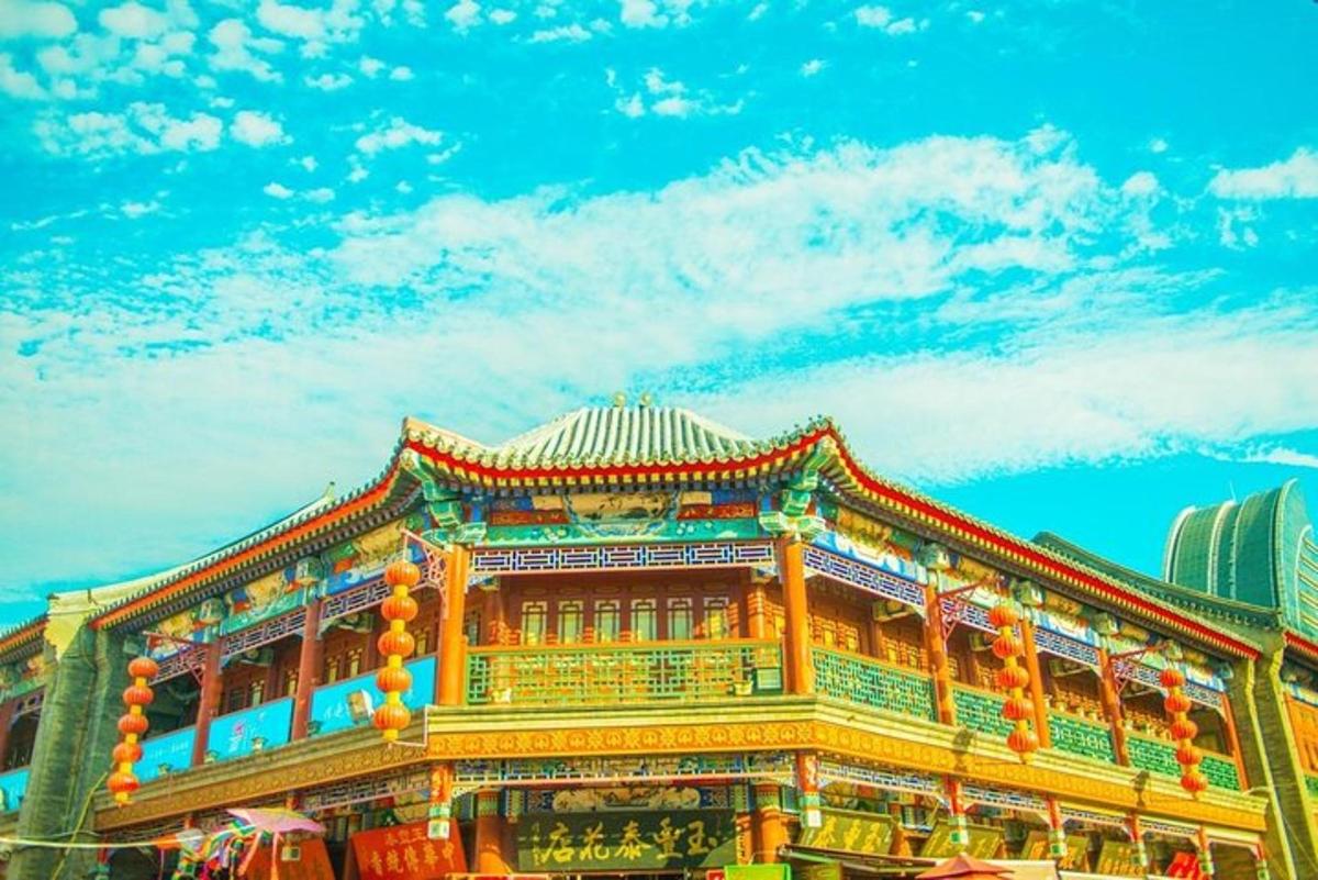 一座有着亚洲式屋顶的建筑