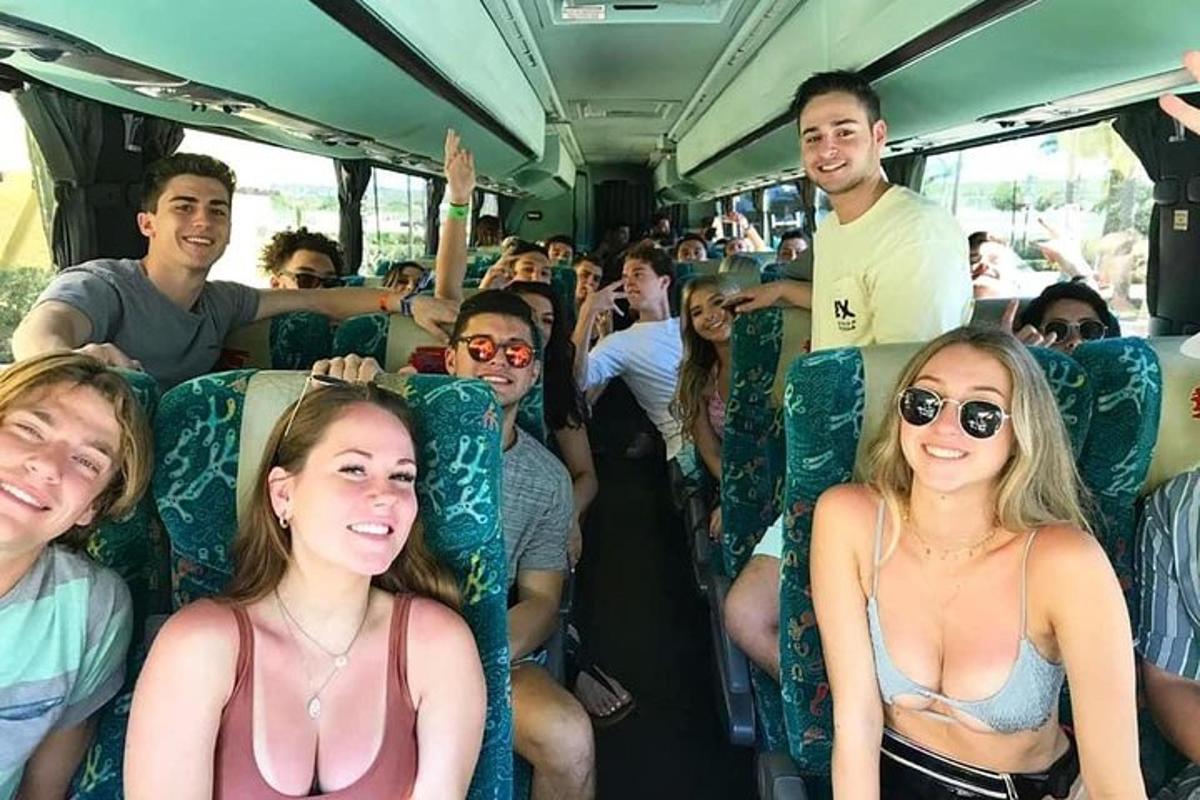 skupina ljudi, ki sedijo na avtobusu