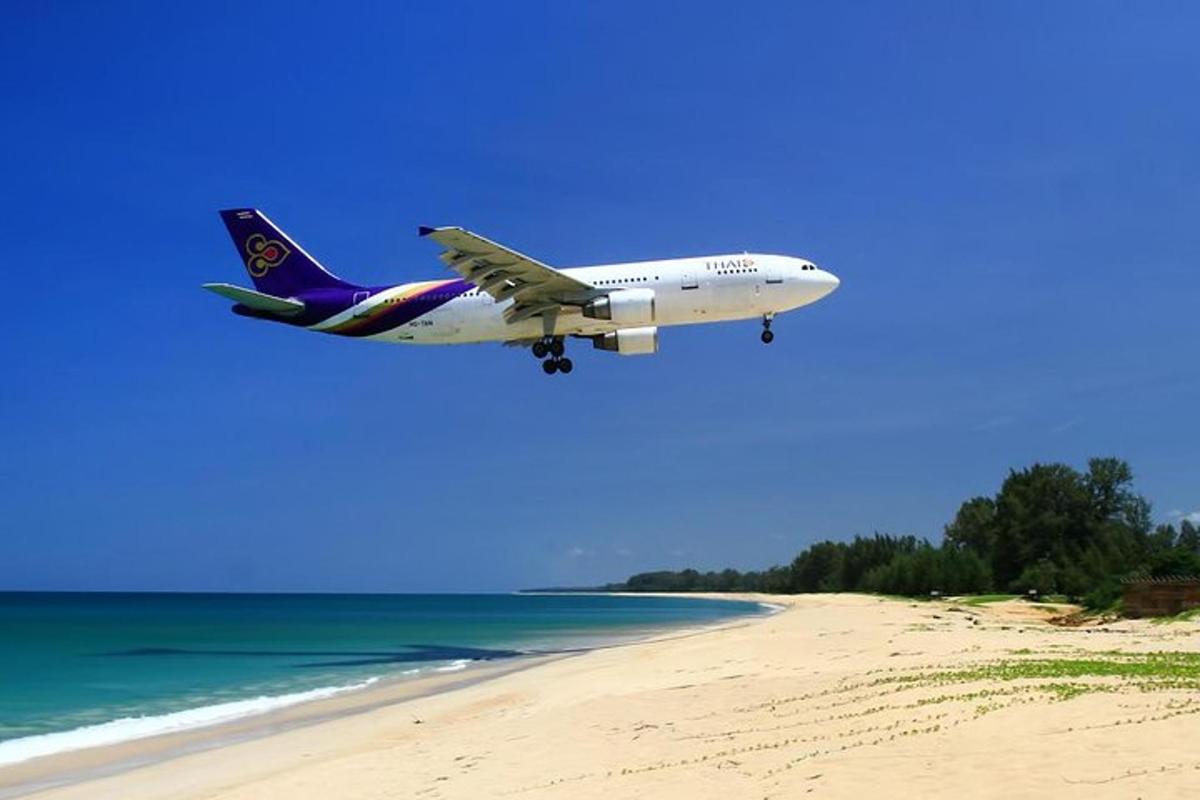 một chiếc máy bay đang bay trên bãi biển và đại dương