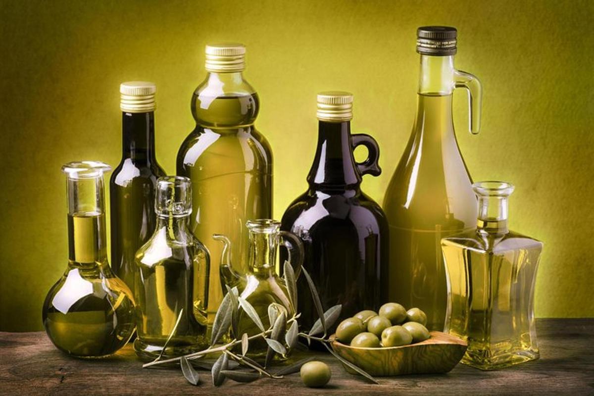 Un grupo de botellas de vino y copas sobre una mesa.