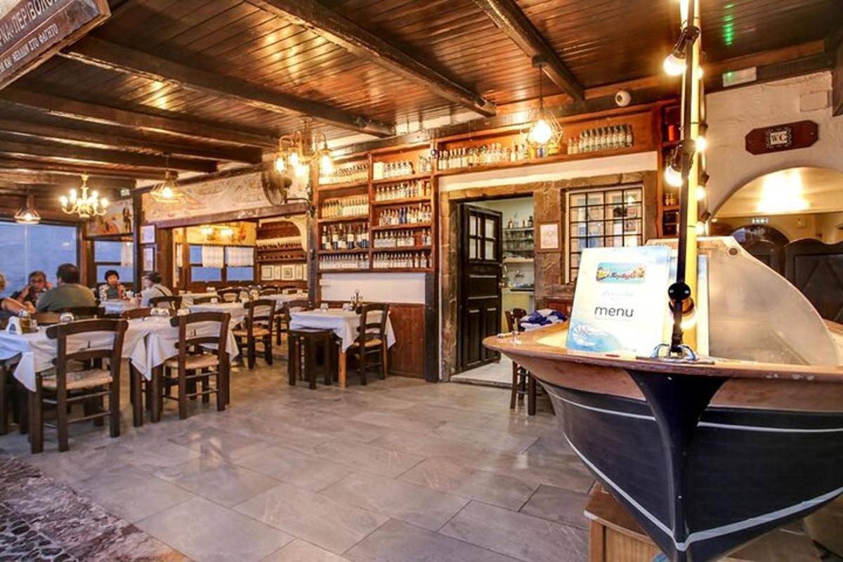sebuah restoran dengan meja dan kerusi serta bar