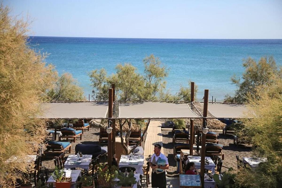 restaurace se stoly a oceánem v pozadí