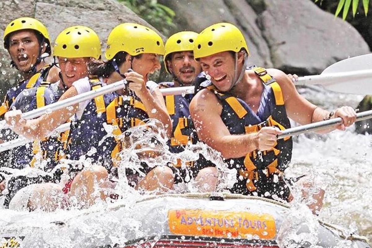 un gruppo di persone su una zattera su un fiume
