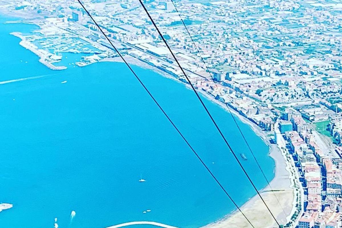 una vista di una città e dell'oceano da un aereo