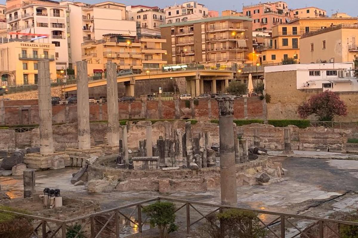 μια θέα των ερειπίων ενός κτιρίου σε μια πόλη