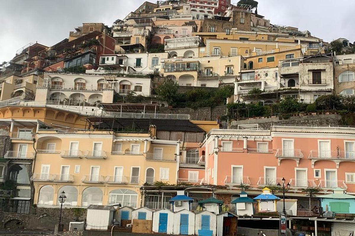 un gruppo di edifici su una collina con case
