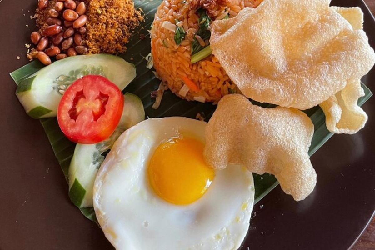 un piatto di cibo con un uovo e verdure