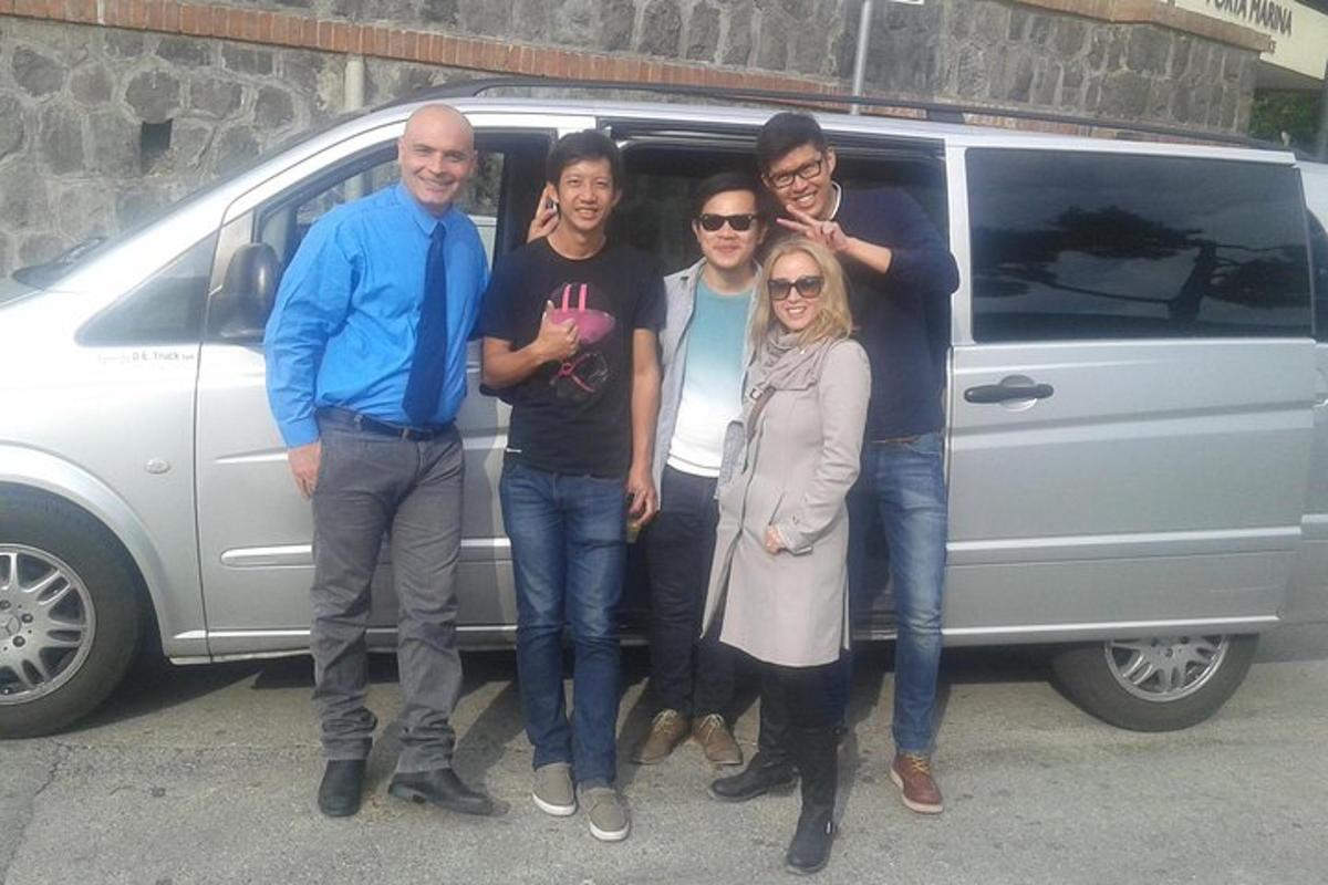 egy csoport ember áll egy furgon előtt