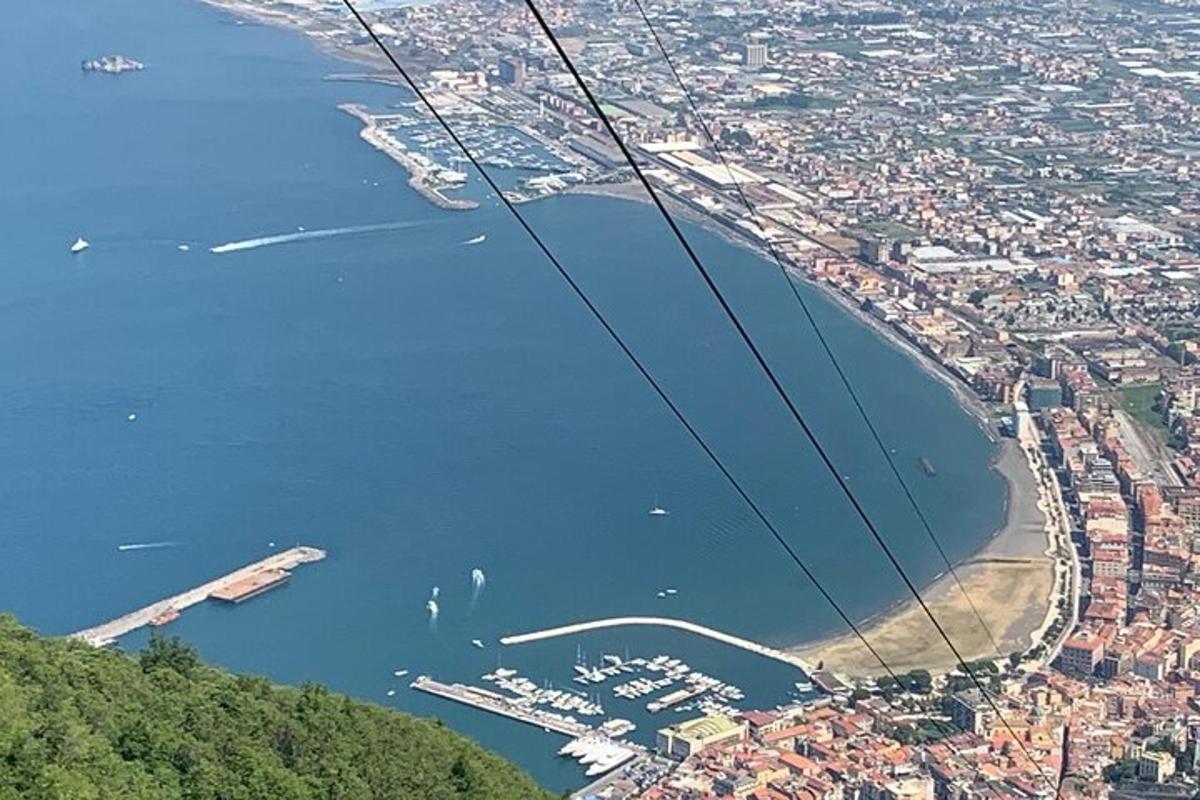 pohled na vodní plochu z letadla