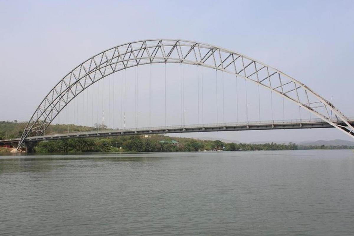 uma ponte sobre um corpo d'água