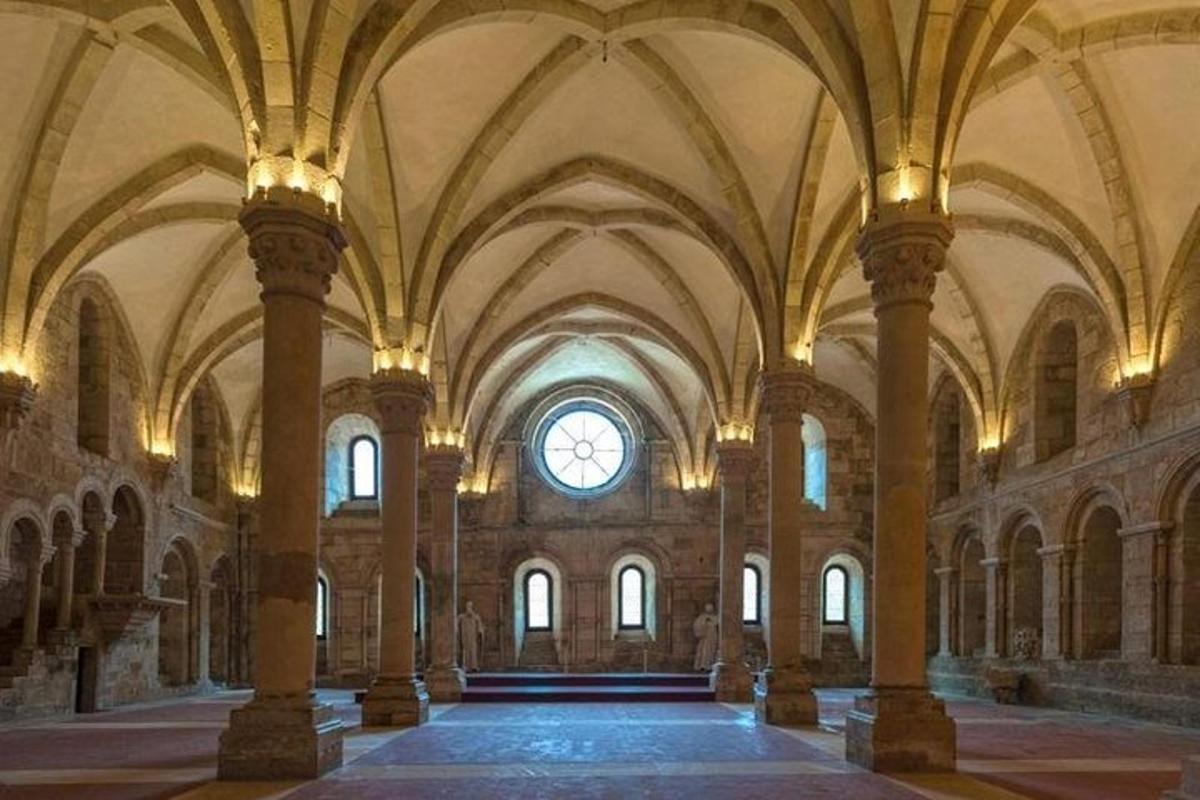 Una gran habitación con un reloj en el centro de un edificio.