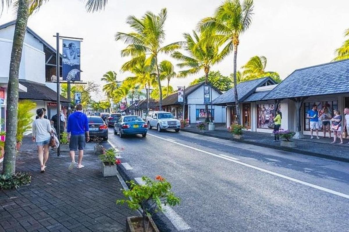 ulice s auty jedoucími po ulici s palmami