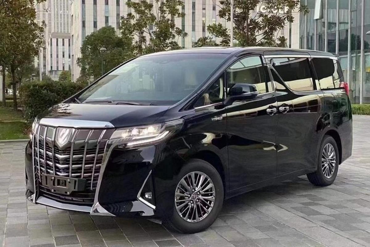 černé SUV zaparkované na parkovišti