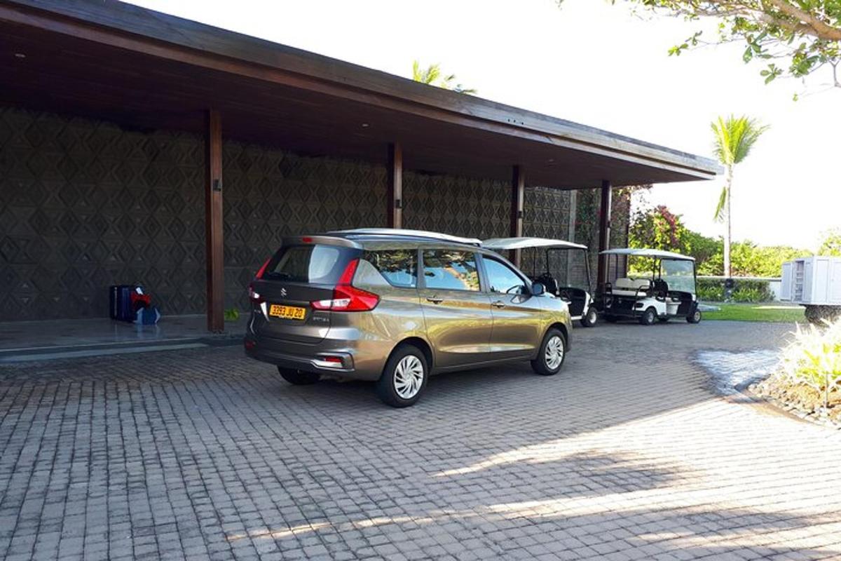 một chiếc xe nhỏ đỗ cạnh một tòa nhà có xe golf