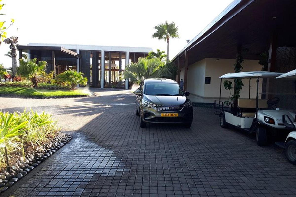 một chiếc xe đậu cạnh một tòa nhà có xe golf