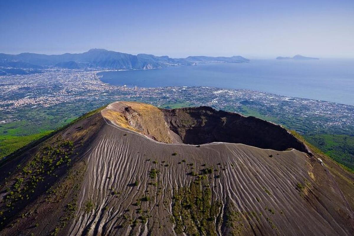 una vista aerea di una montagna con una città