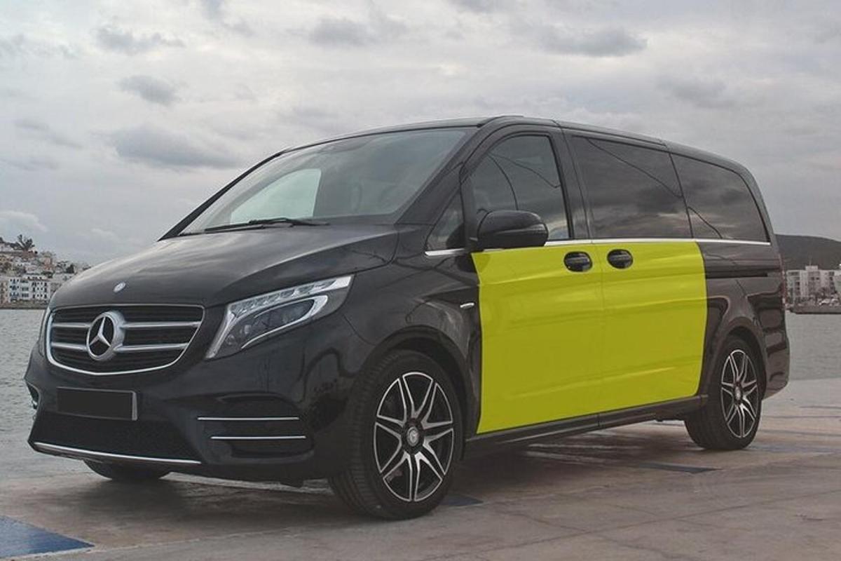 zelené a černé auto se žlutými dveřmi