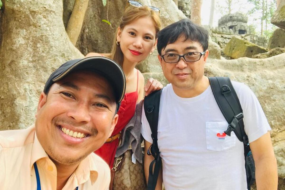 deux hommes et une femme posant pour une photo