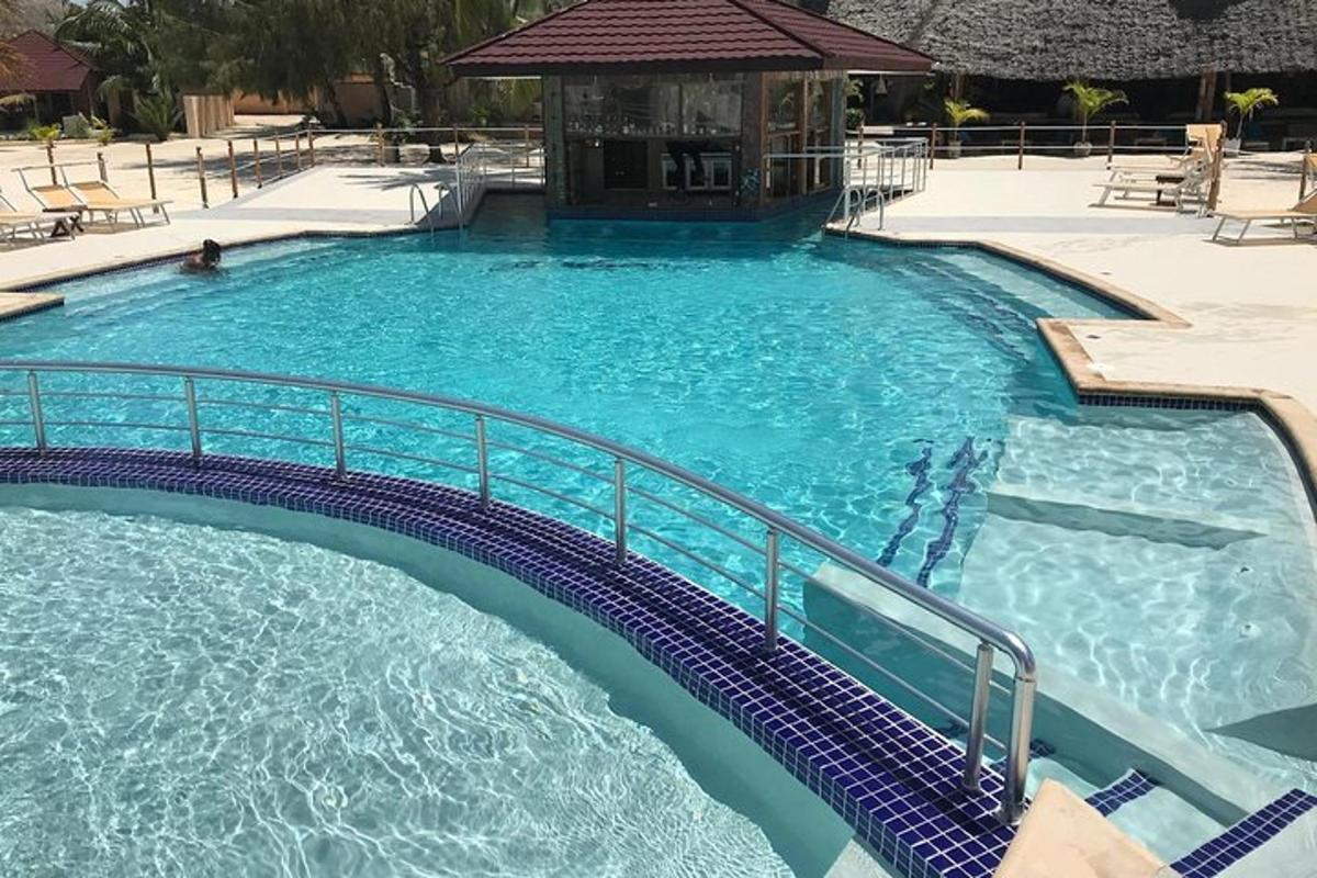 ein großer Swimmingpool mit Pavillon