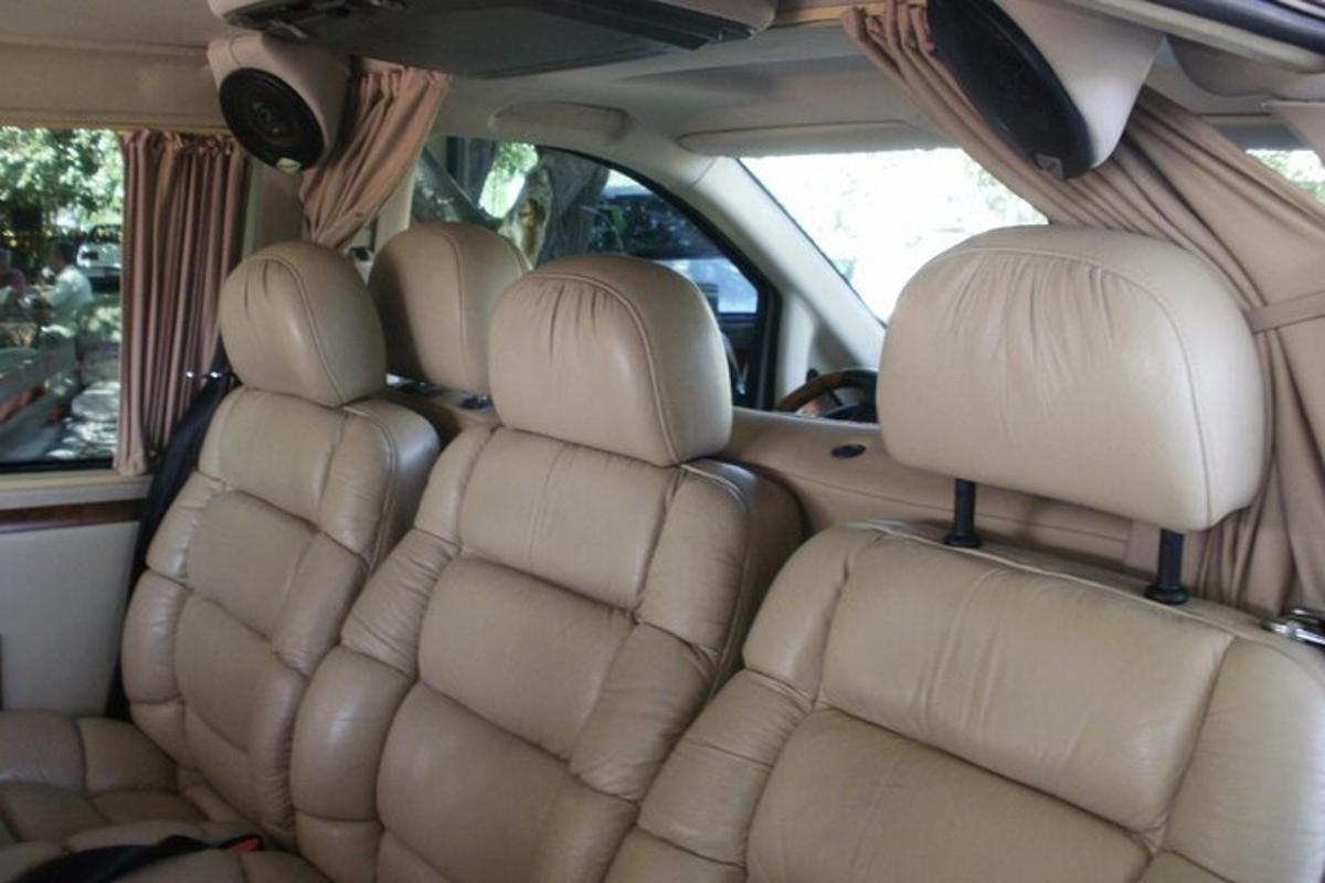 dos filas de asientos en la parte trasera de un coche