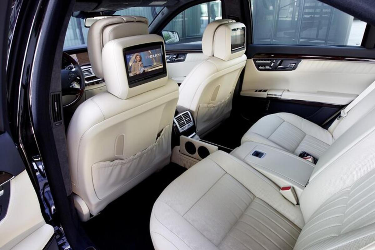 Una vista de los asientos traseros de un automóvil con un televisor.