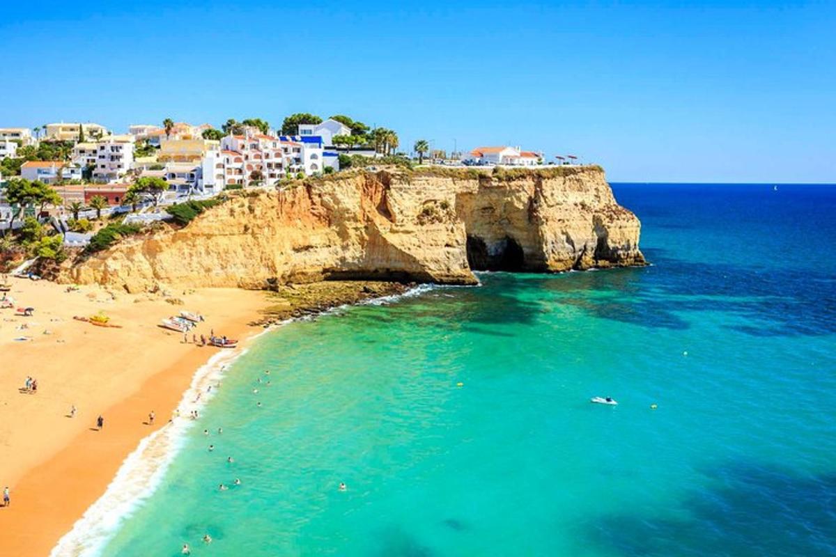 una vista aerea di una spiaggia con una scogliera