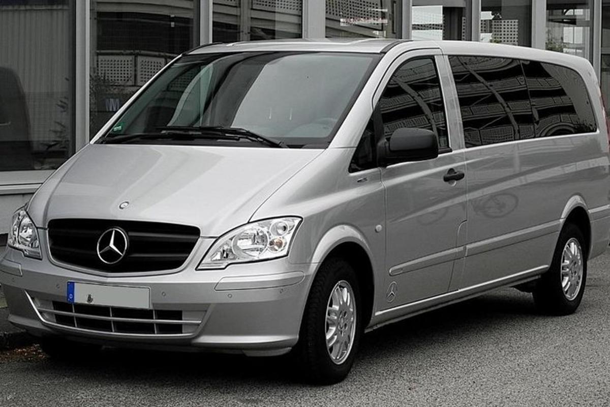 sebuah van perak diletakkan di tempat letak kereta