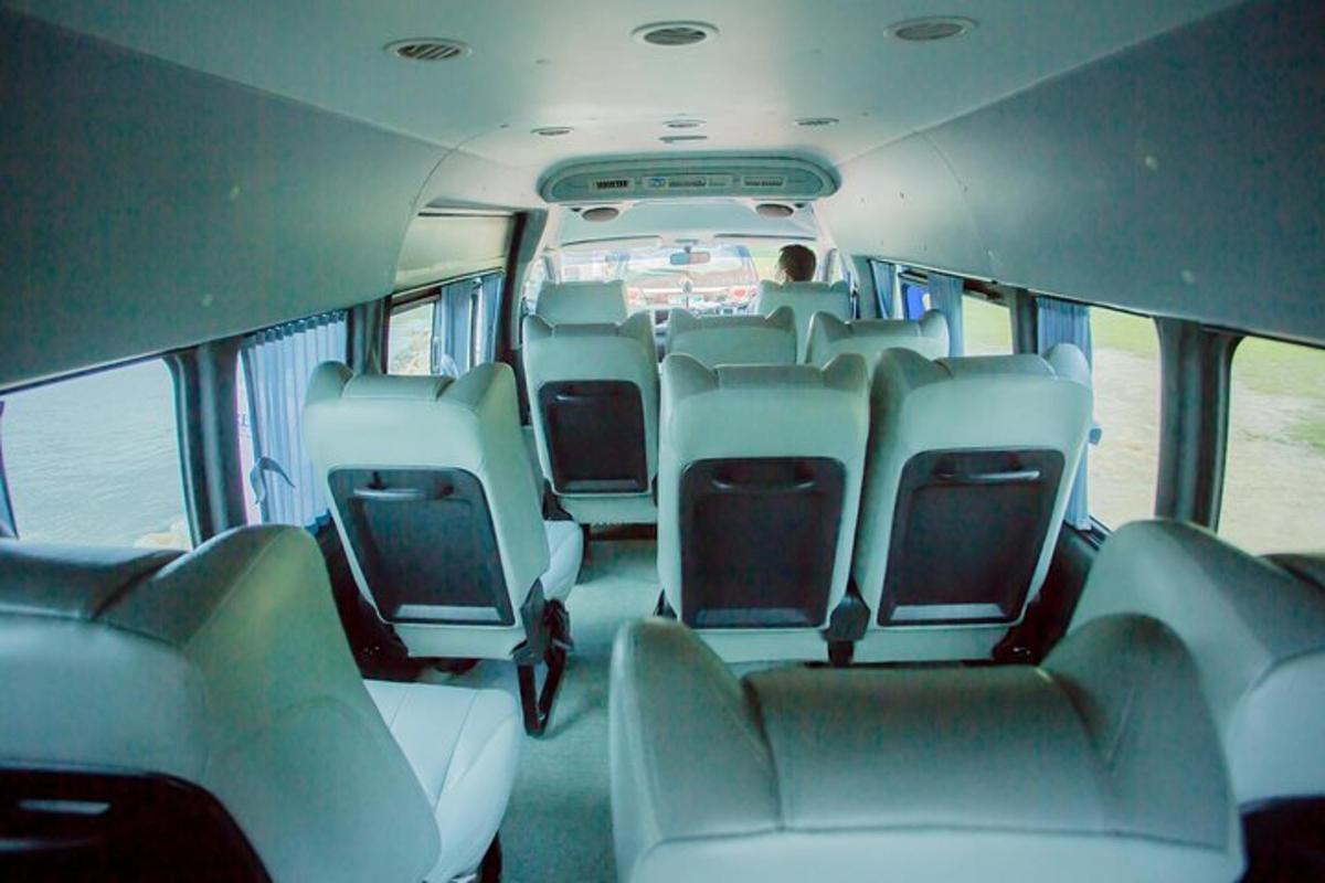 een blik op de achterbank van een bus