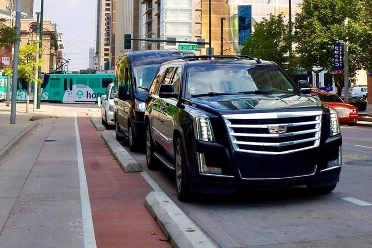 un SUV nero parcheggiato sul ciglio di una strada