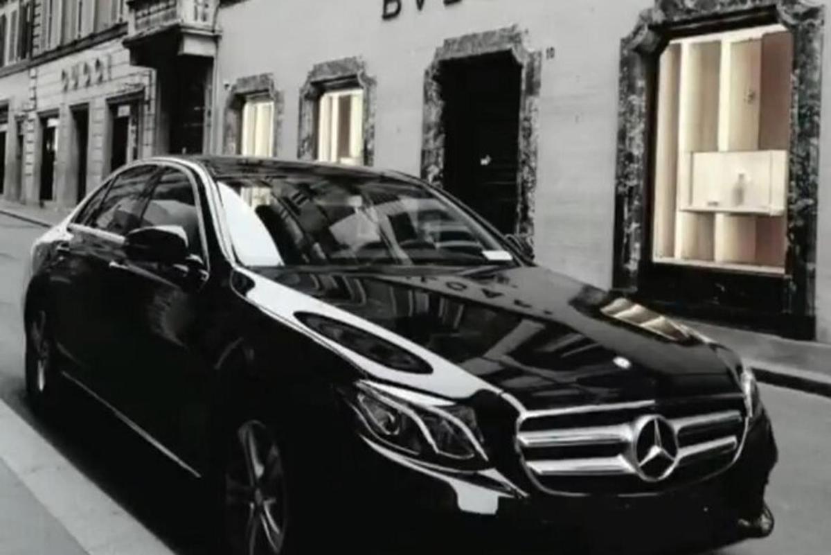 černé auto zaparkované na kraji ulice