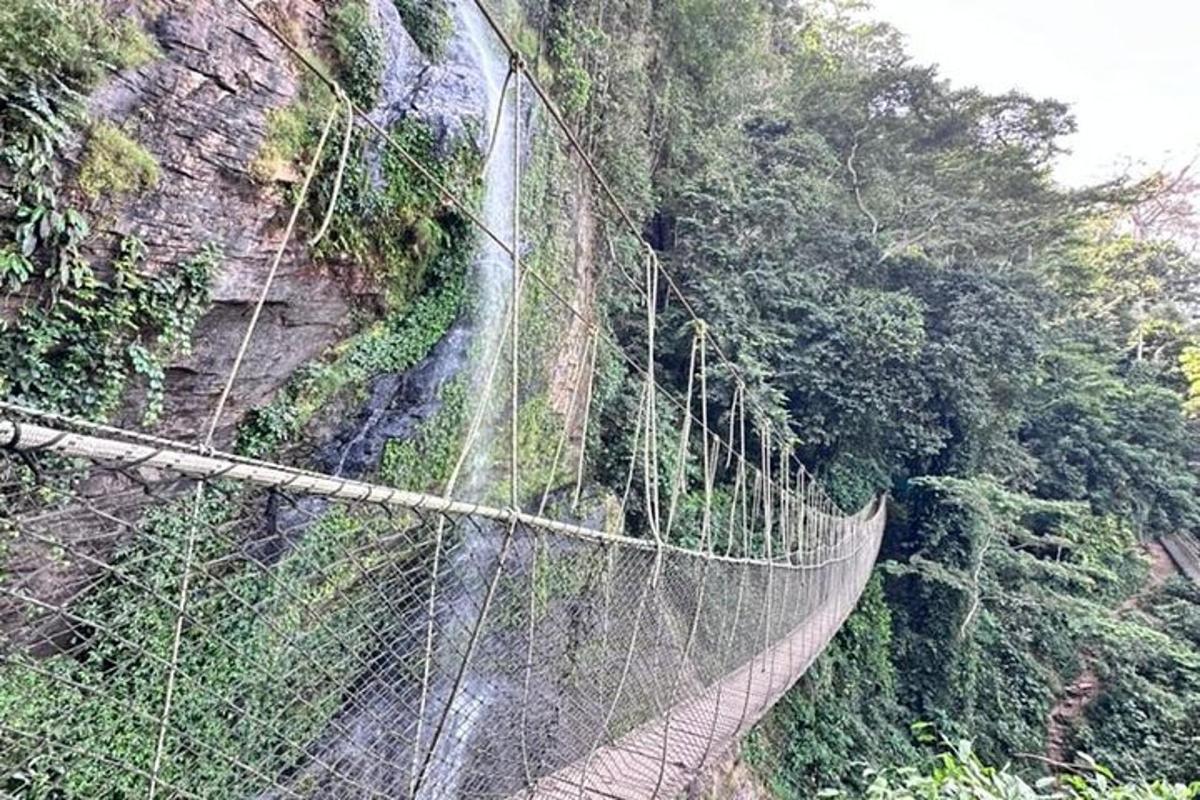 een hangbrug midden in een berg