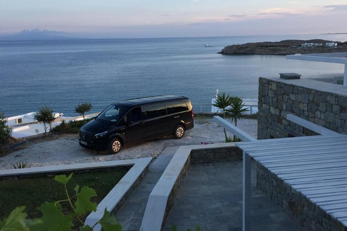 uma van preta estacionada perto do oceano