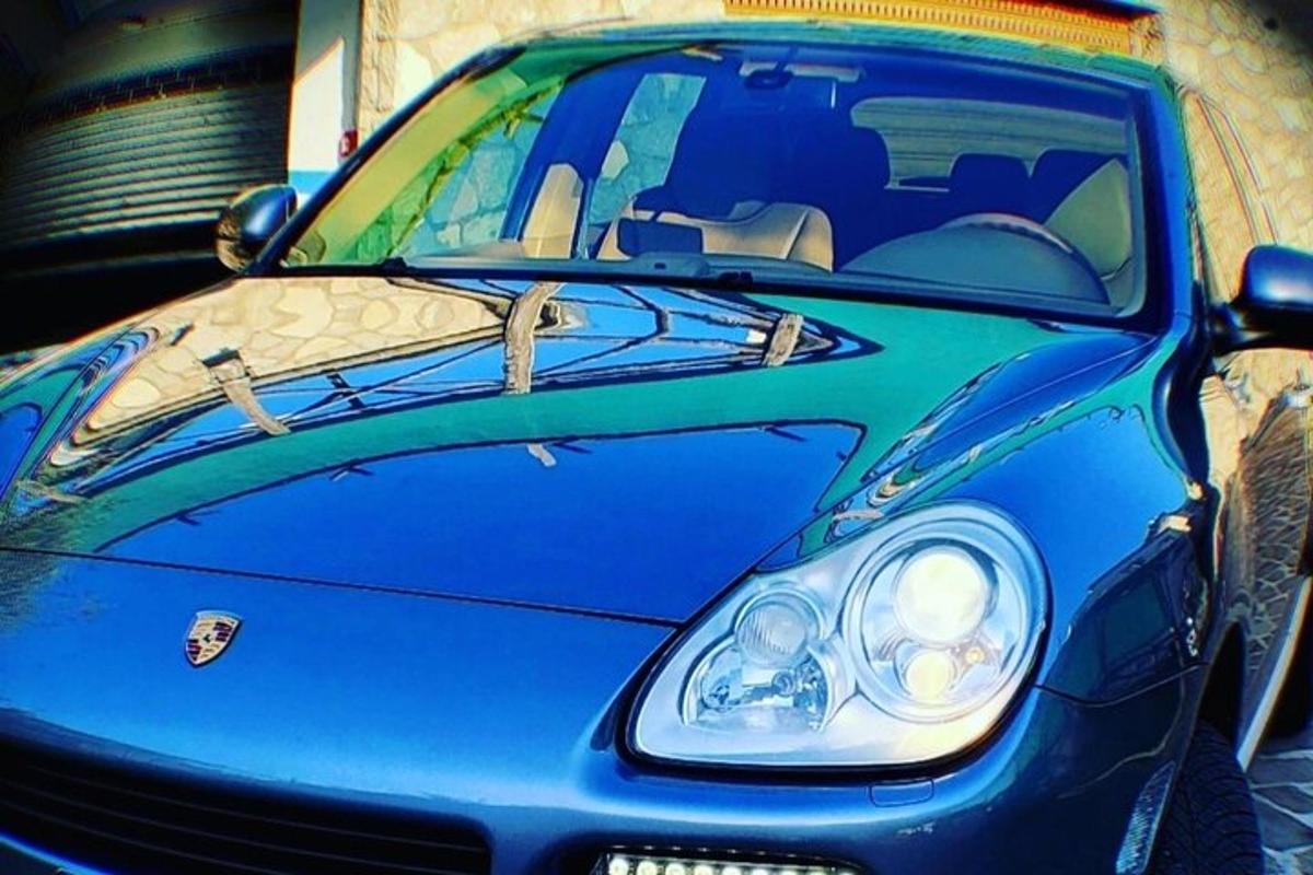 modré auto je zaparkované v garáži