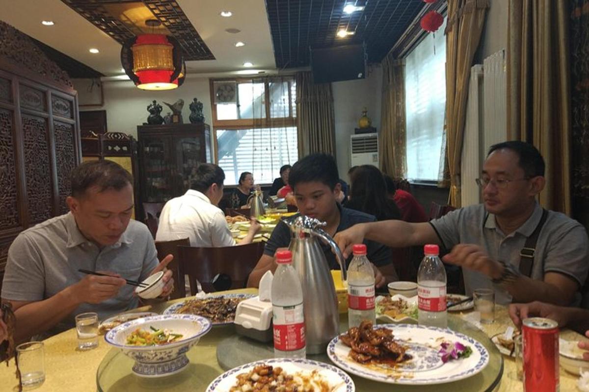 一群人坐在桌旁吃饭