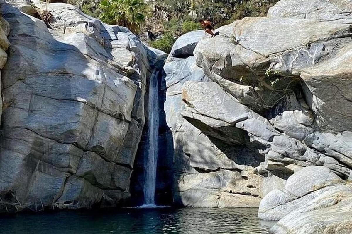 una cascata sul fianco di una scogliera rocciosa