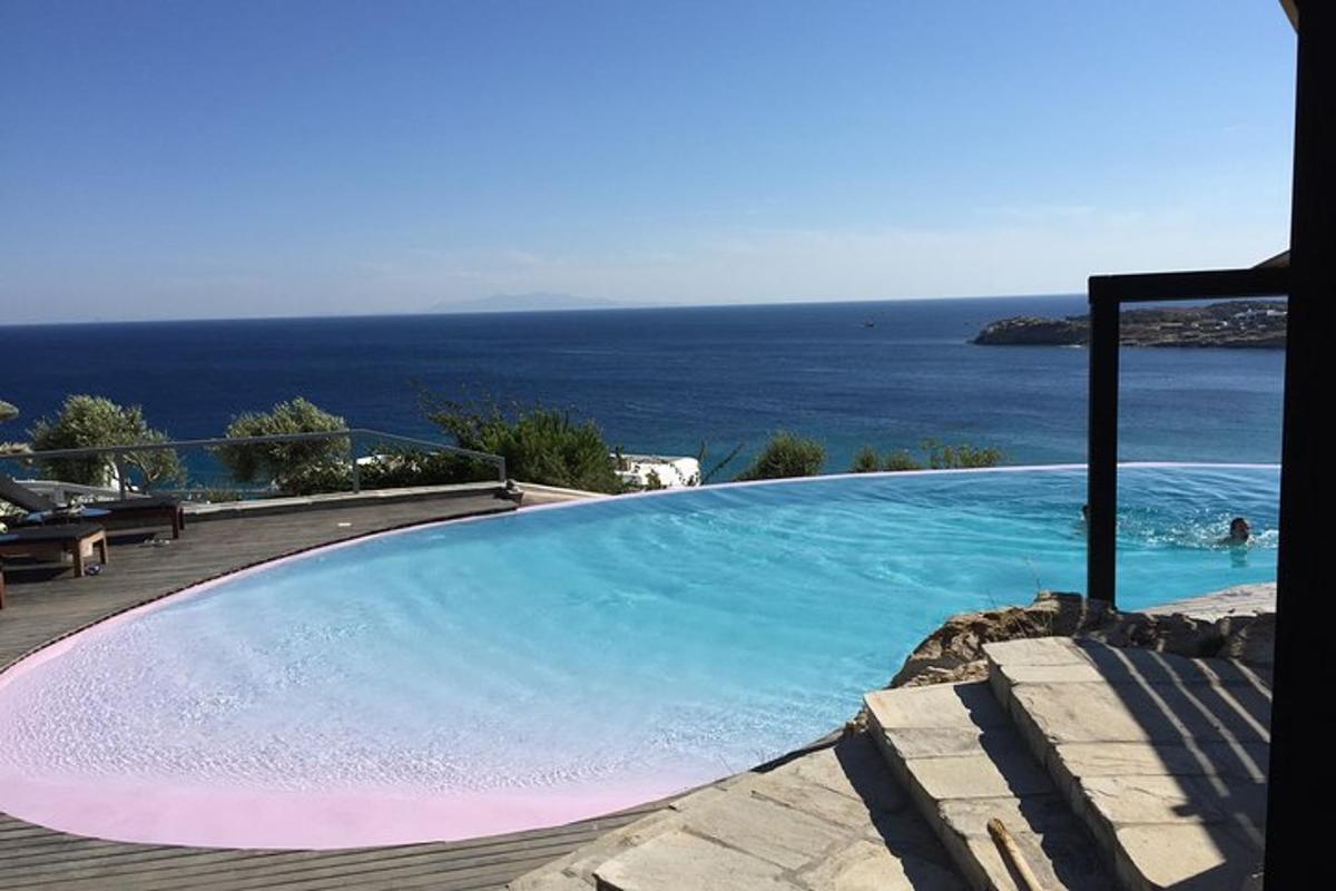 uma grande piscina com vista para o oceano