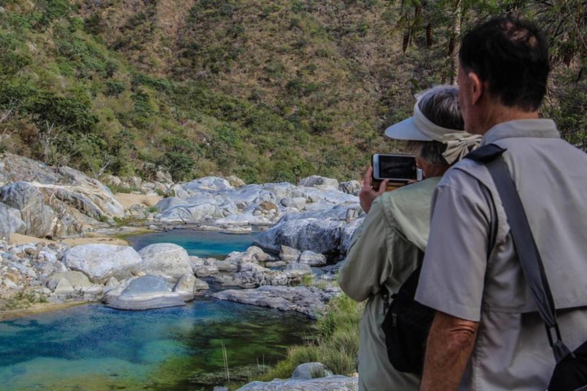 un hombre tomando una fotografía de un río