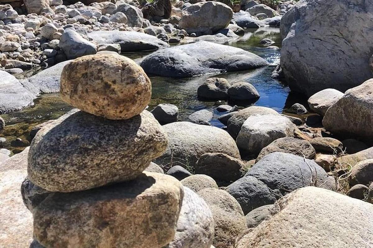 un mucchio di rocce appoggiato sulla cima di un fiume