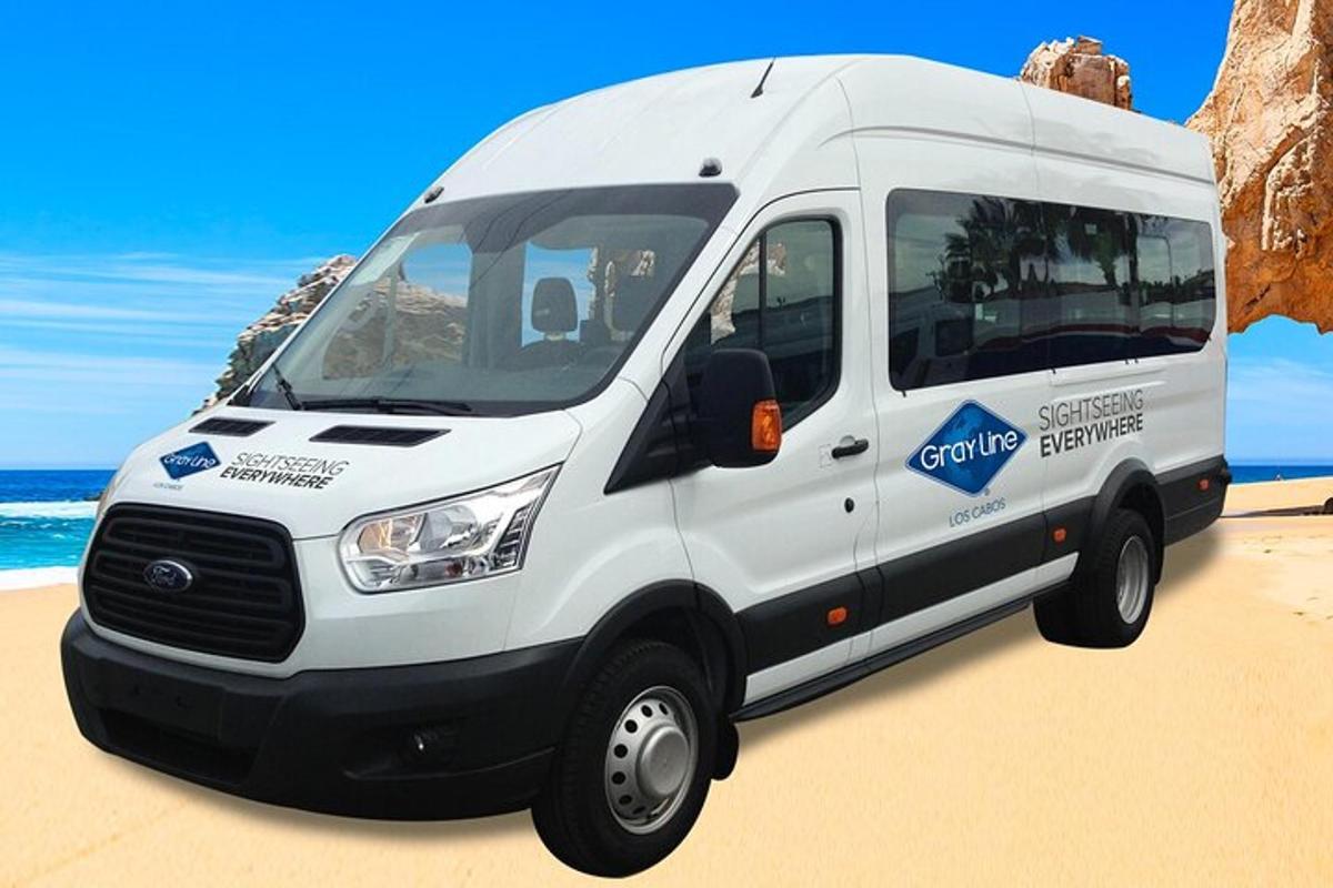 en hvit varebil parkert på stranden