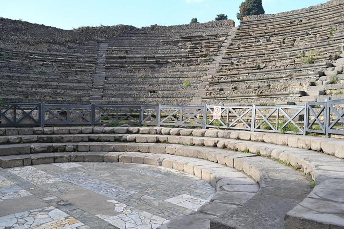 ein leeres Amphitheater mit Reihen von Steinsitzen