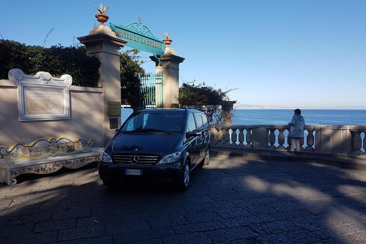 uma van estacionada perto de uma cerca perto do oceano