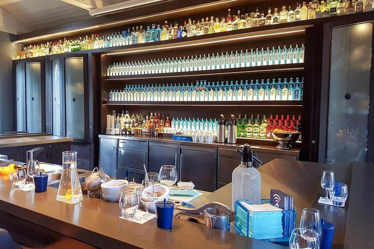 Un bar con muchos vasos en una mesa.